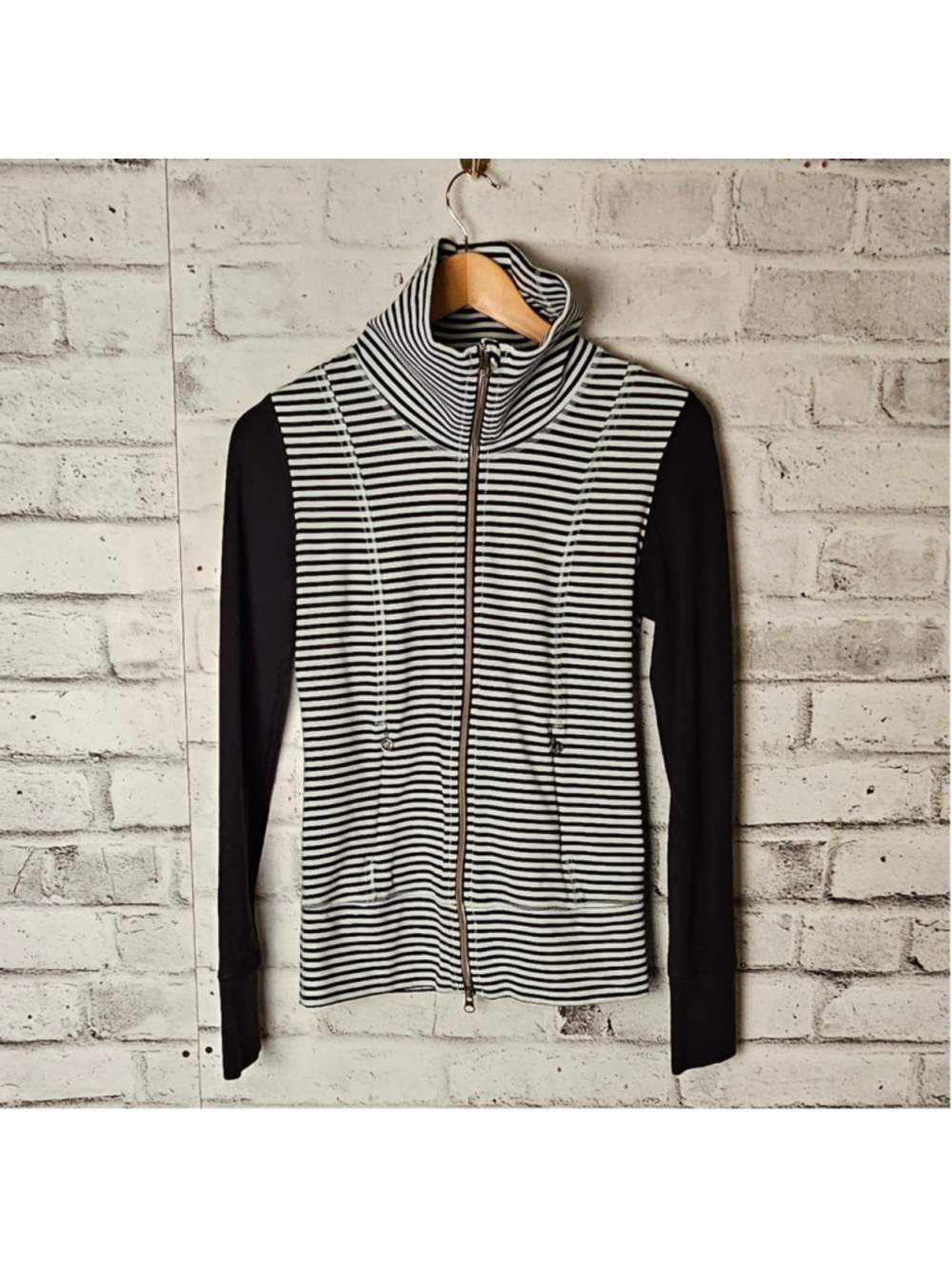 Lululemon Striped Zip Jacket Black White Fitted Thumbholes Size 4